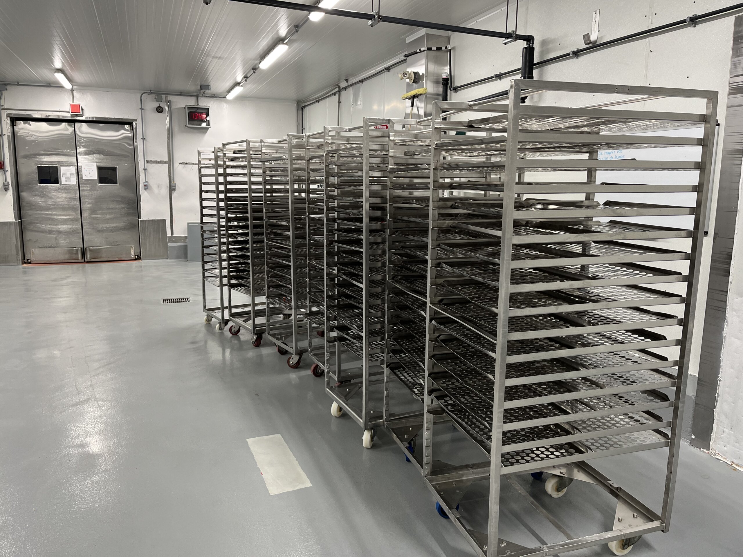 Racks industriels de refroidissement pour les crêpes fabriquées dans notre usine certifiée en Amérique du Nord.